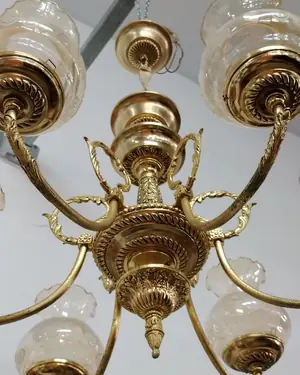 Lámpara de techo clásica de latón con 6 brazos y pantallas de cristal - miniatura 4