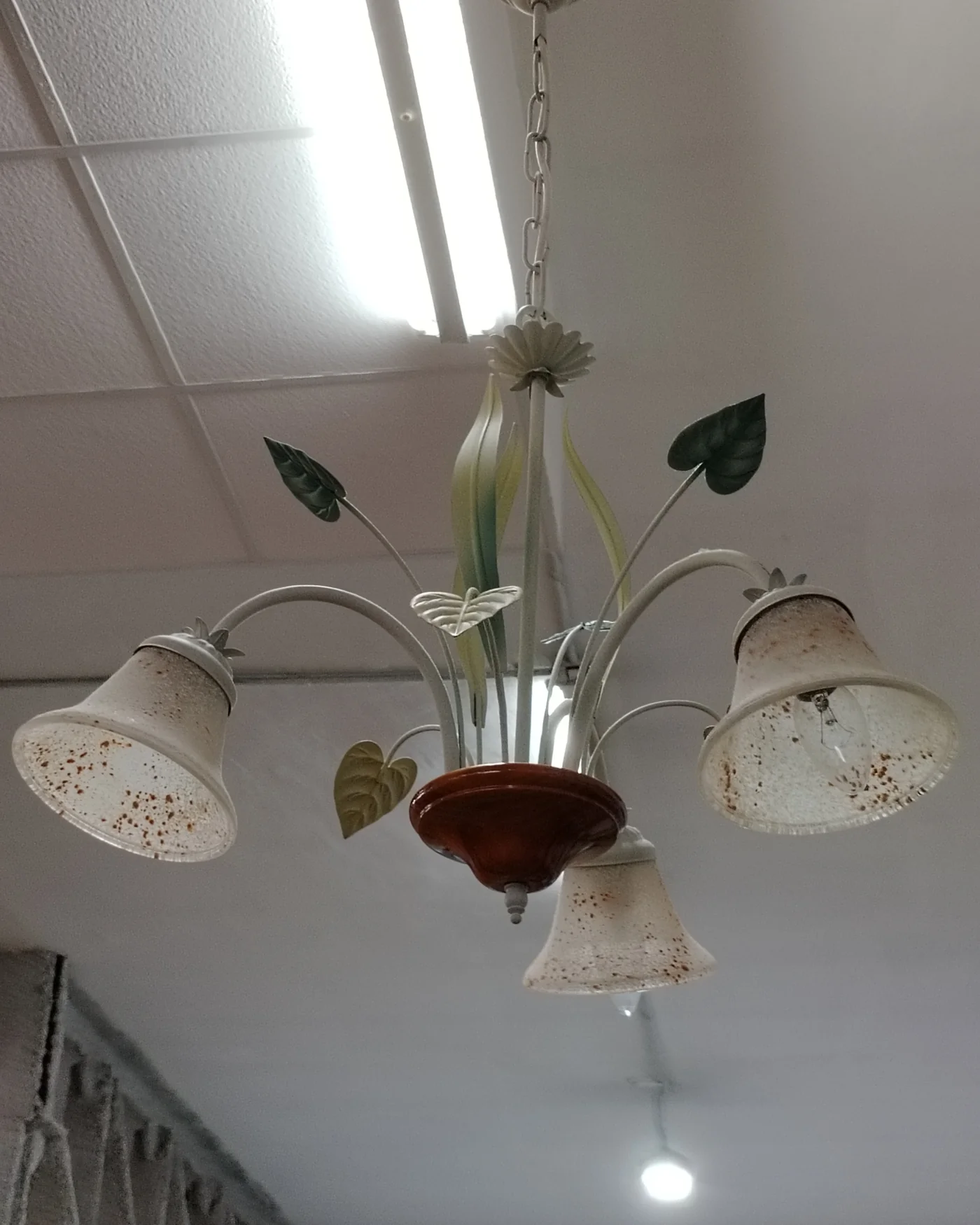 Lámpara de techo de tres brazos con motivos florales - imagen 1