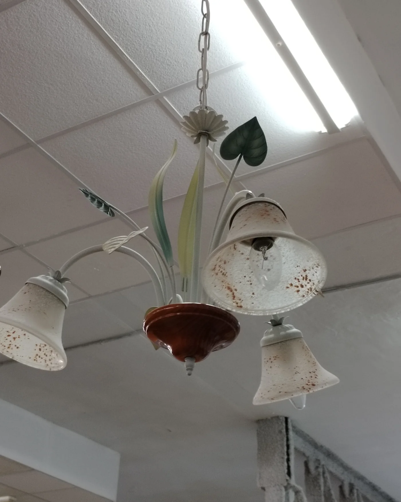 Lámpara de techo de tres brazos con motivos florales - imagen 2