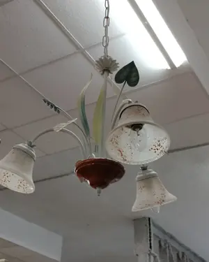 Lámpara de techo de tres brazos con motivos florales - miniatura 2