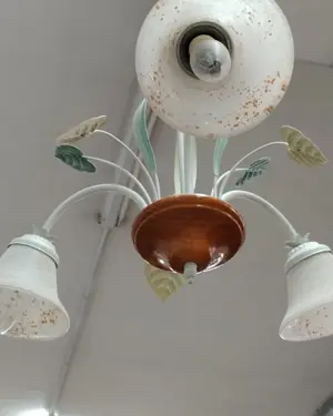 Lámpara de techo de tres brazos con motivos florales - miniatura 3