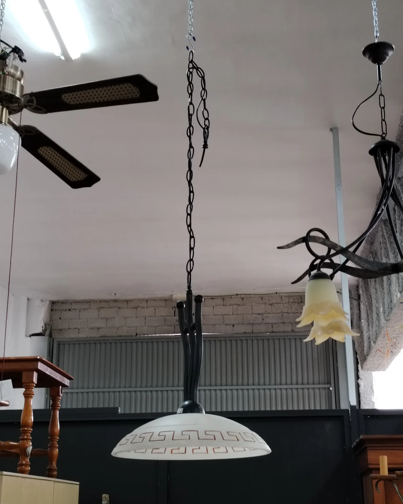Lámpara de techo con cadena y diseño etrusco - imagen 1