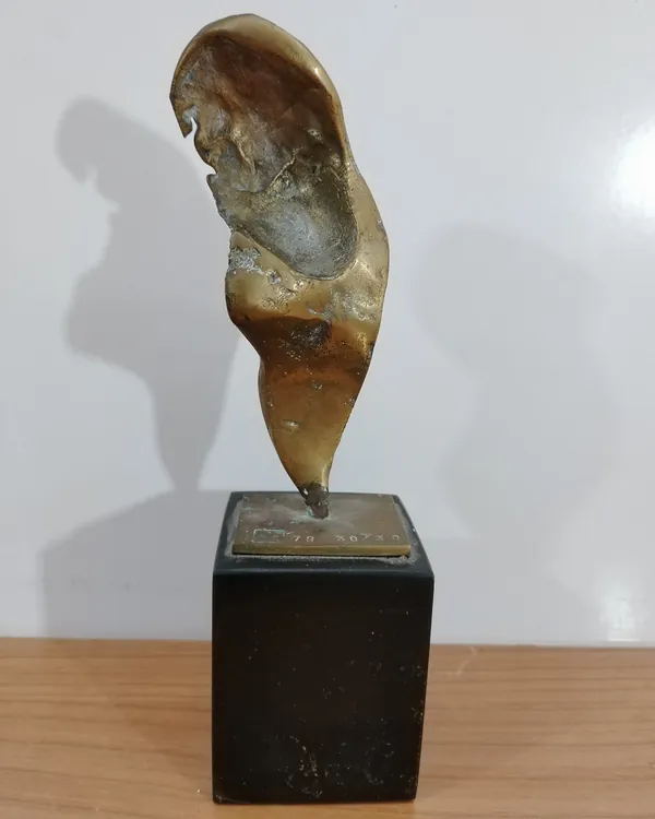 Escultura abstracta de bronce sobre base de mármol negro