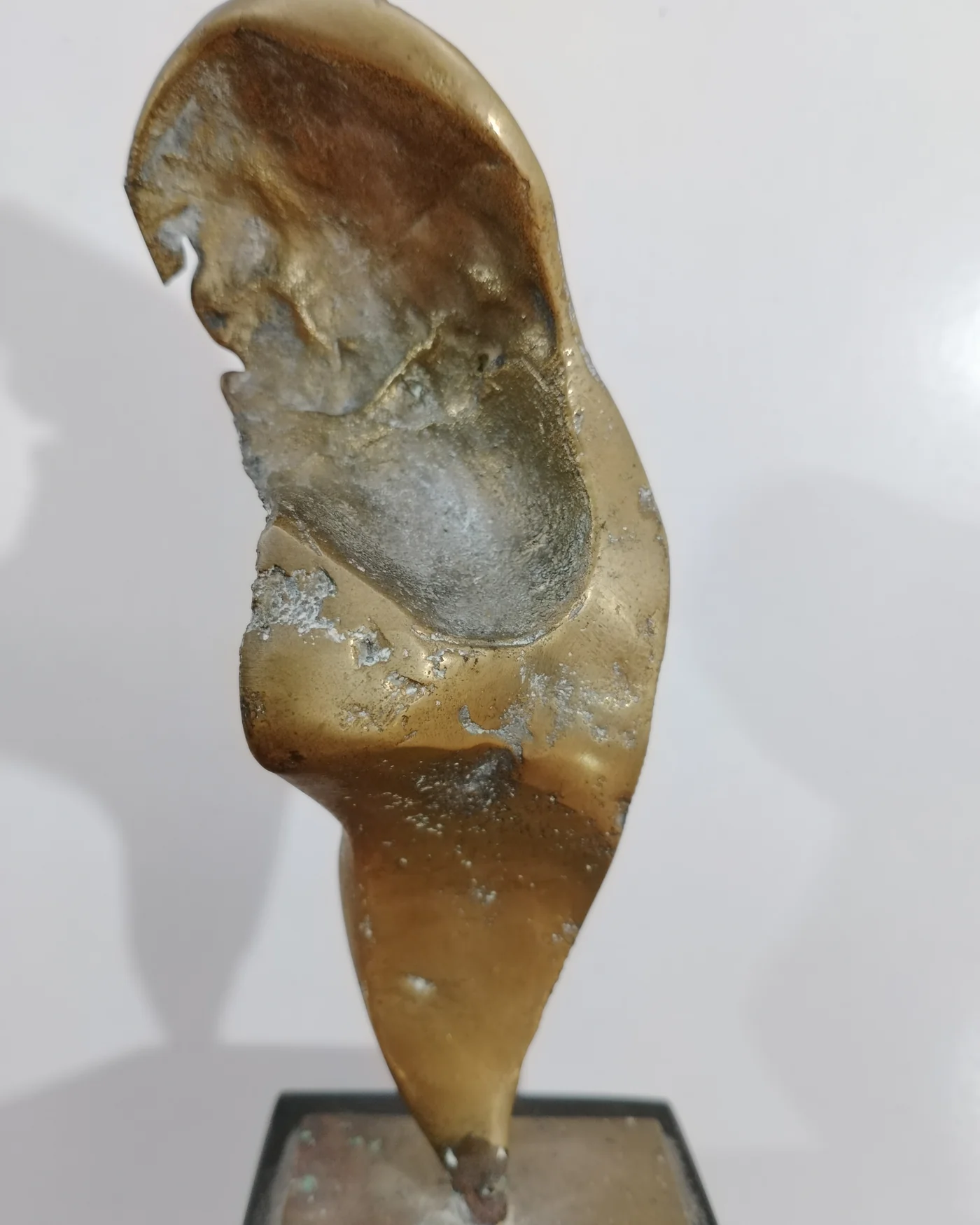 Escultura abstracta de bronce sobre base de mármol negro - imagen 2