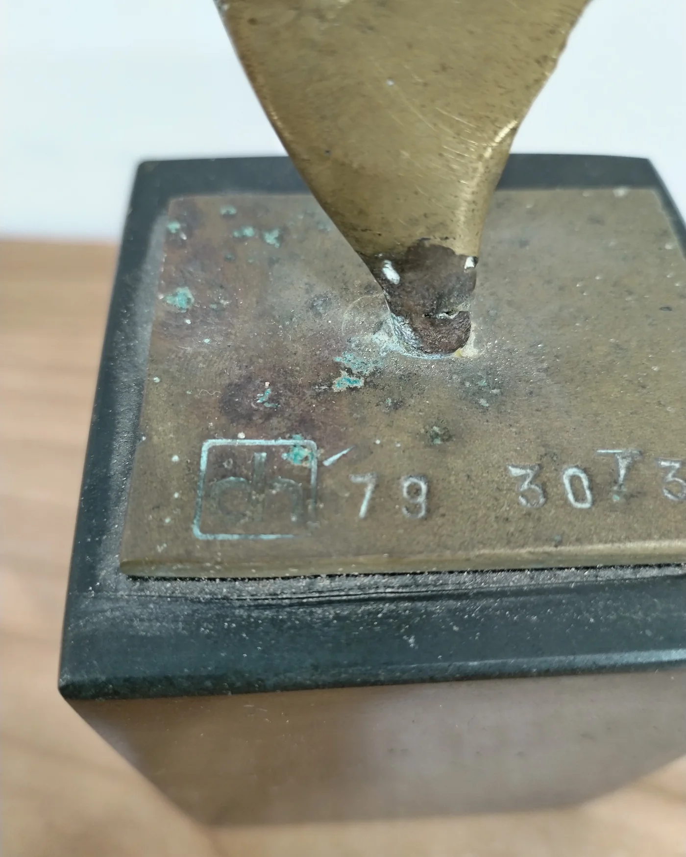 Escultura abstracta de bronce sobre base de mármol negro - imagen 3