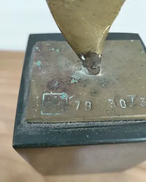 Escultura abstracta de bronce sobre base de mármol negro - miniatura 4