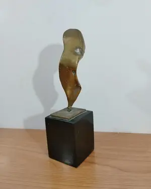 Escultura abstracta de bronce sobre base de mármol negro - miniatura 5