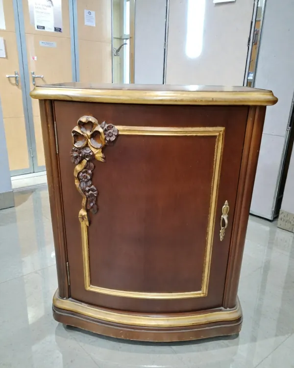 Mueble Estilo Luis Xv con Detalles Dorados