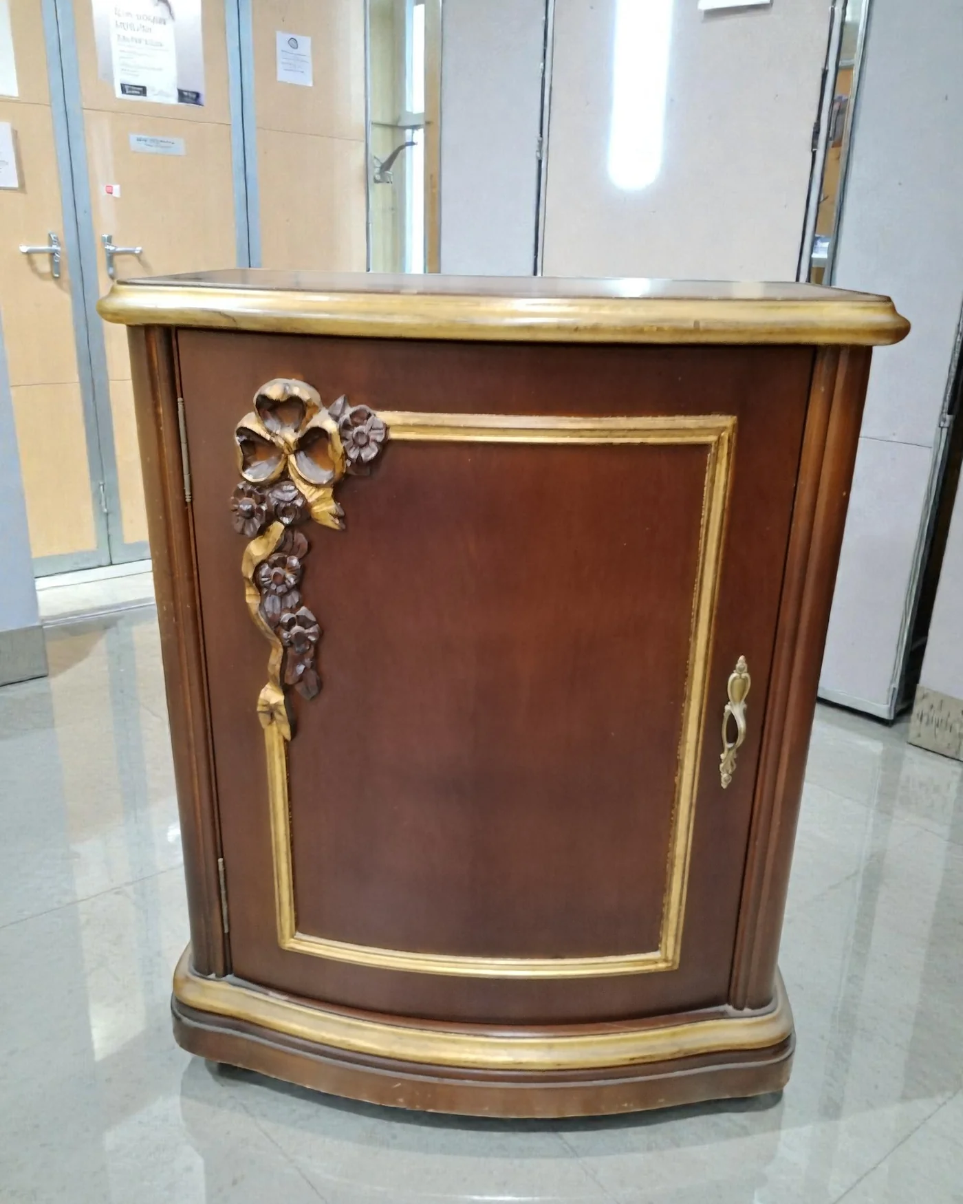 Mueble estilo Luis XV con detalles dorados - imagen 1