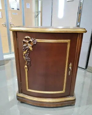 Mueble estilo Luis XV con detalles dorados - miniatura 1