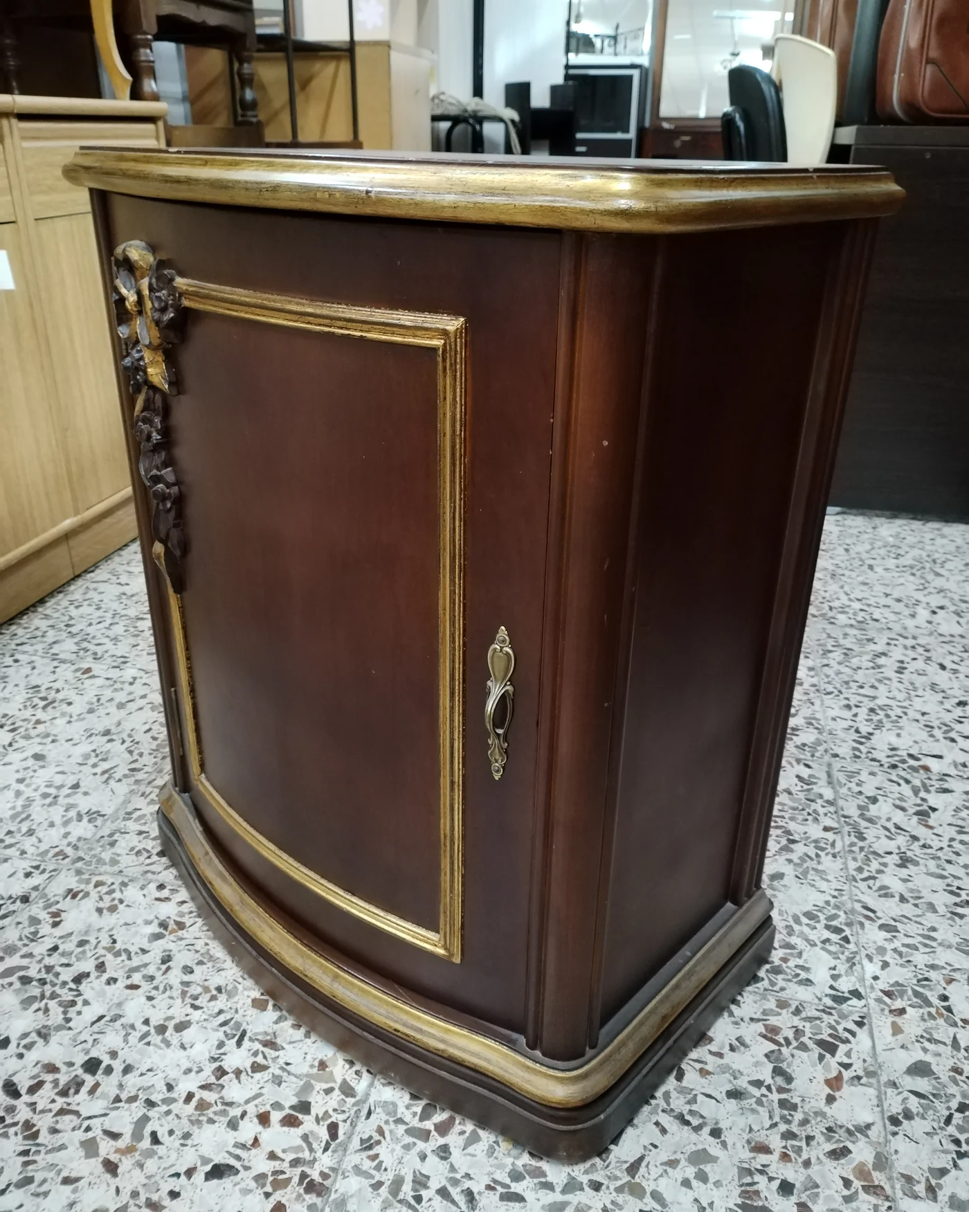 Mueble estilo Luis XV con detalles dorados - imagen 2