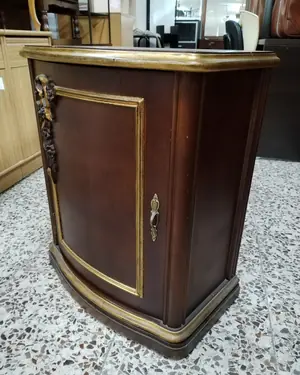 Mueble estilo Luis XV con detalles dorados - miniatura 2