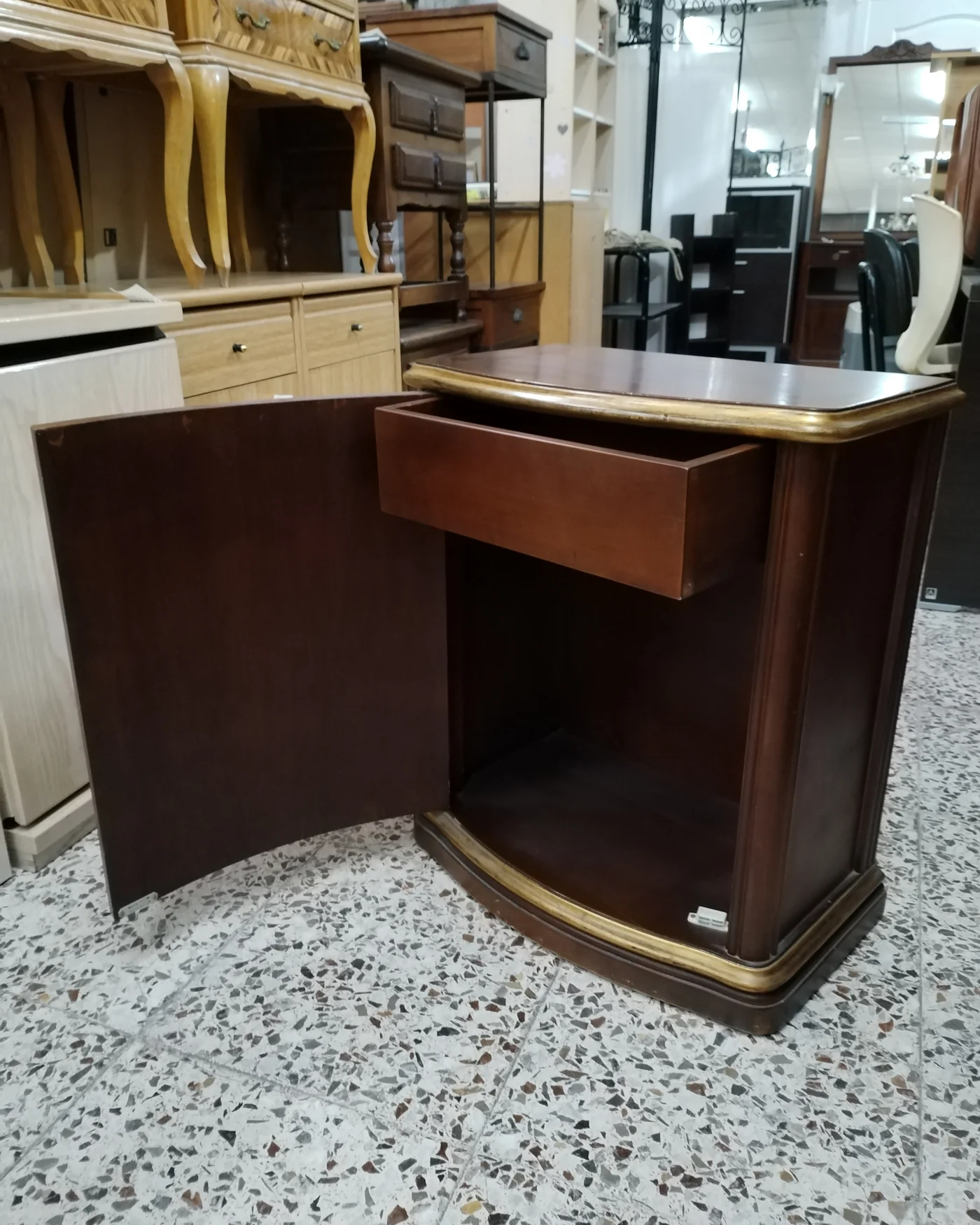 Mueble estilo Luis XV con detalles dorados - imagen 3