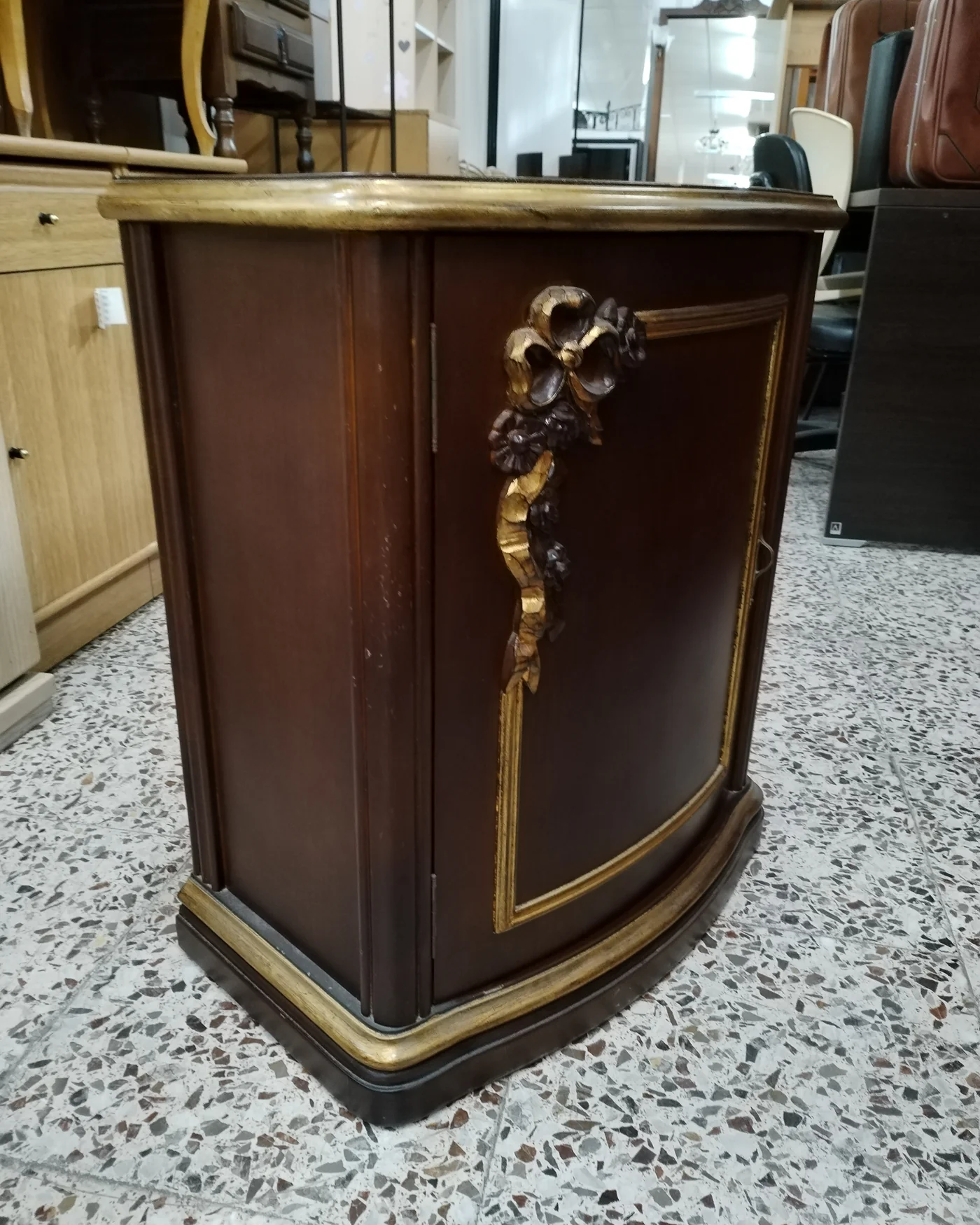 Mueble estilo Luis XV con detalles dorados - imagen 4