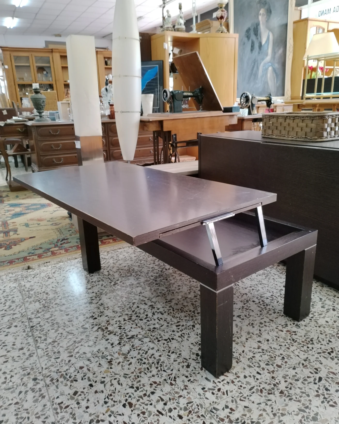 Mesa de centro elevable de madera oscura - imagen 3