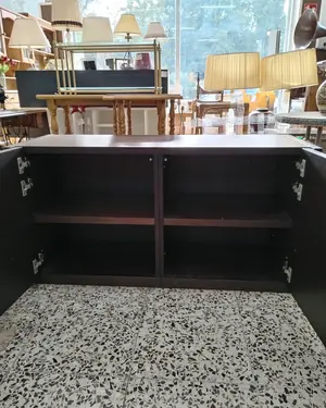 Aparador chapado en madera con dos puertas y estantes interiores - miniatura 2