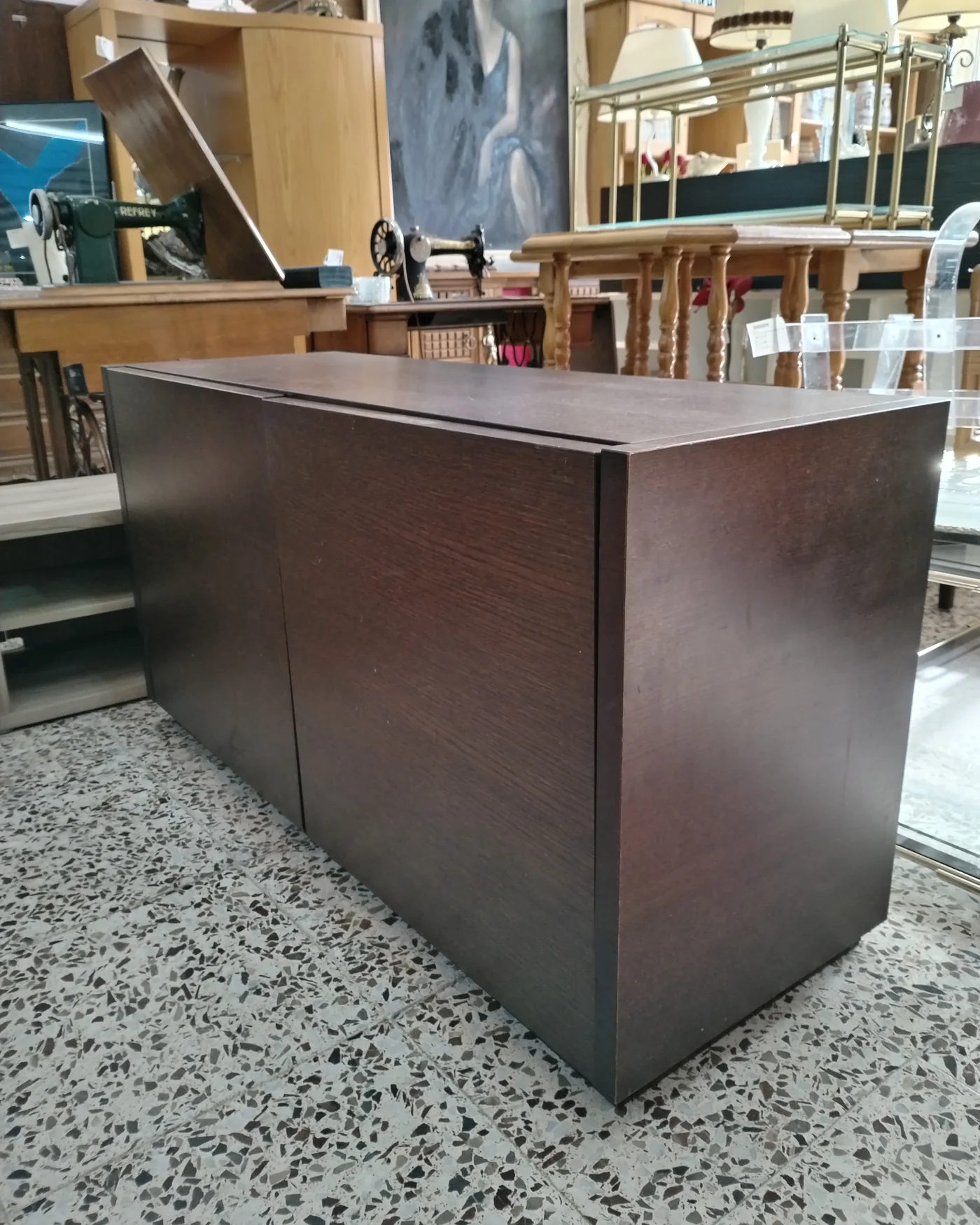 Aparador chapado en madera con dos puertas y estantes interiores - imagen 3