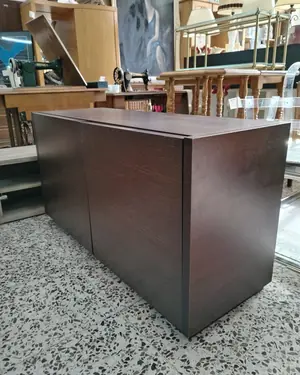 Aparador chapado en madera con dos puertas y estantes interiores - miniatura 3