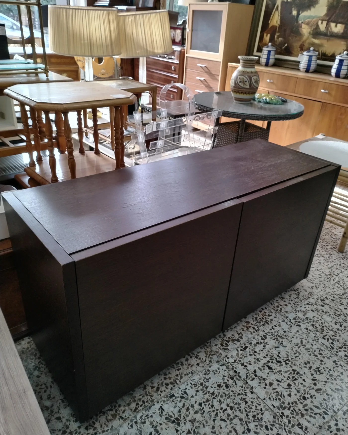 Aparador chapado en madera con dos puertas y estantes interiores - imagen 4