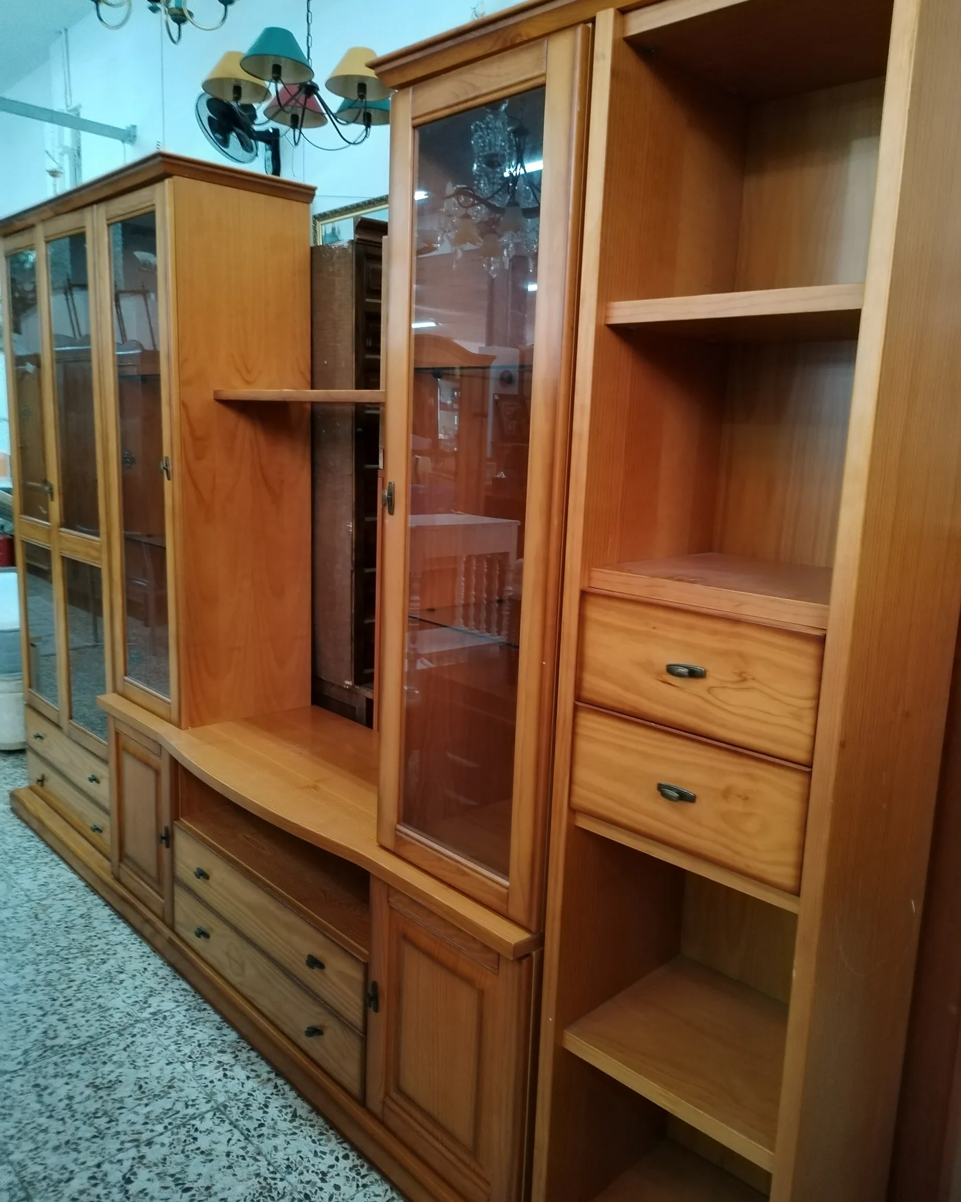 Mueble de salón de pino con vitrinas y cajones - imagen 1