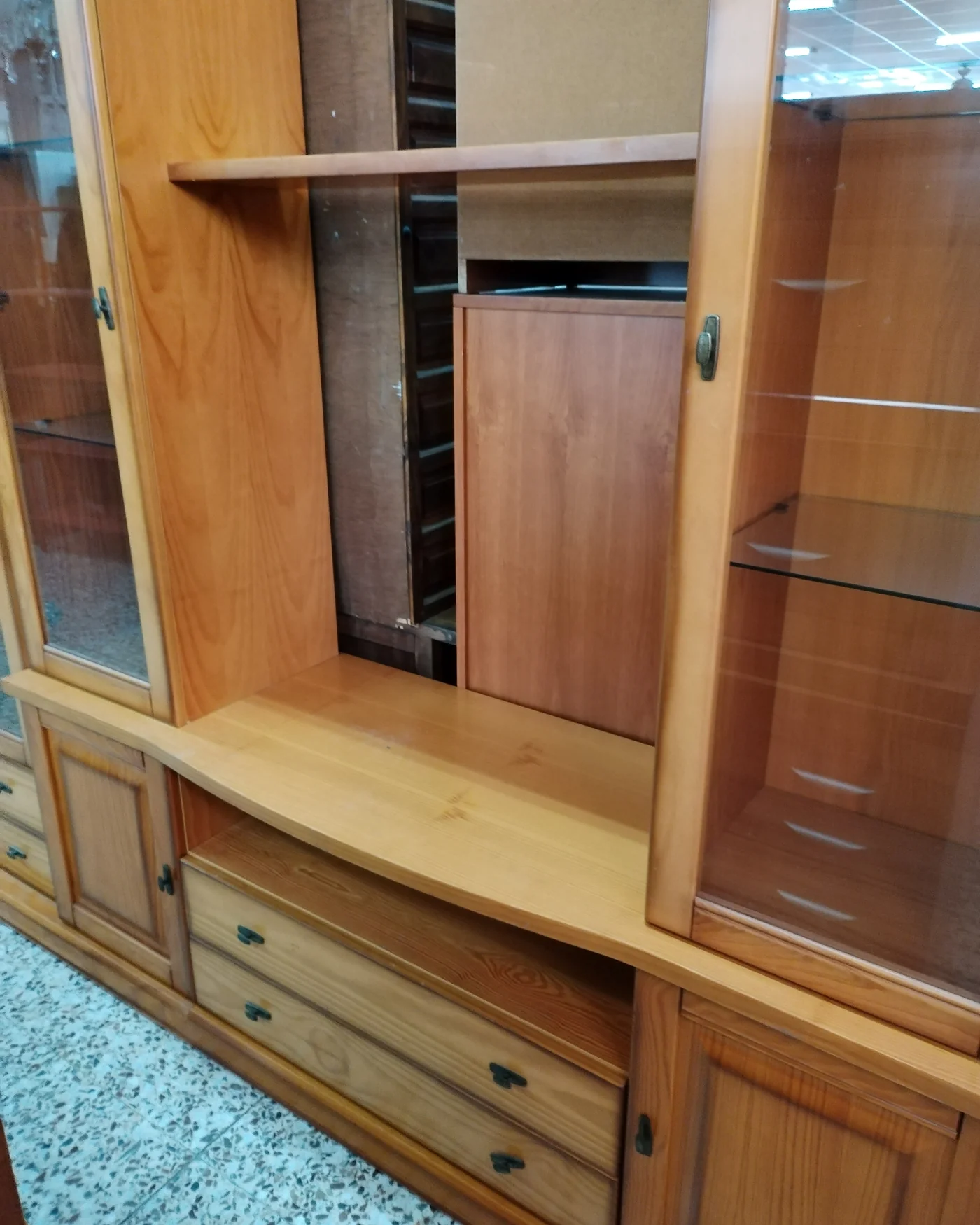 Mueble de salón de pino con vitrinas y cajones - imagen 3