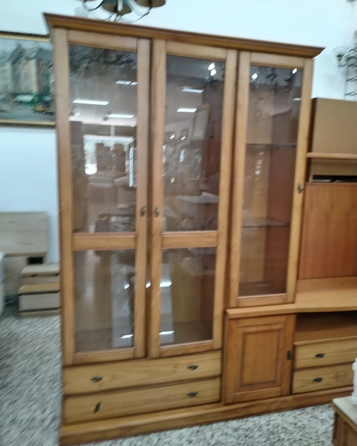 Mueble de salón de pino con vitrinas y cajones - imagen 6