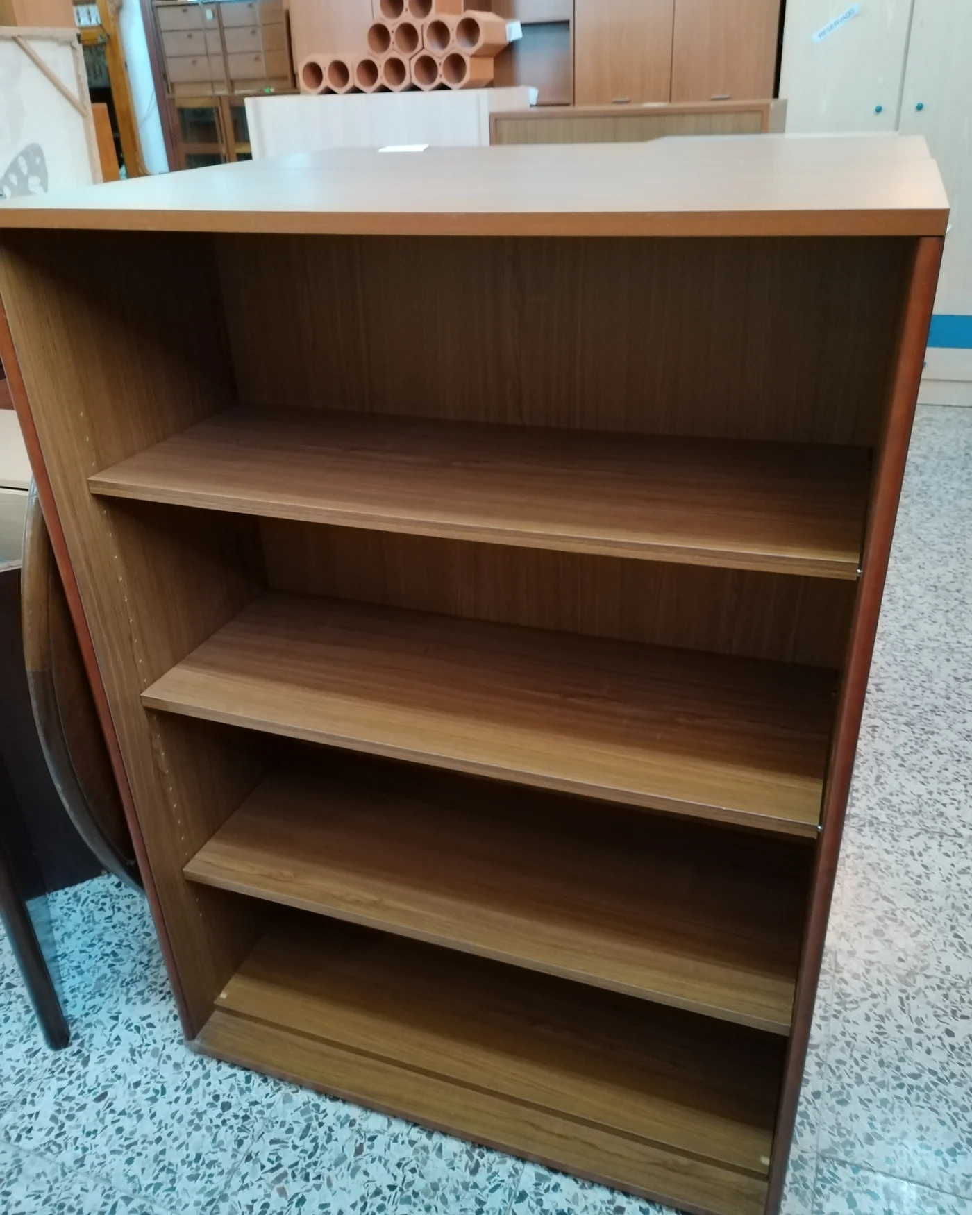 Estantería de madera con acabado en roble - imagen 1
