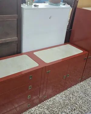 Mueble de comedor vintage rojo con detalles en mármol - miniatura 1