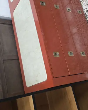 Mueble de comedor vintage rojo con detalles en mármol - miniatura 2