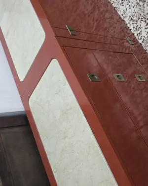 Mueble de comedor vintage rojo con detalles en mármol - miniatura 3