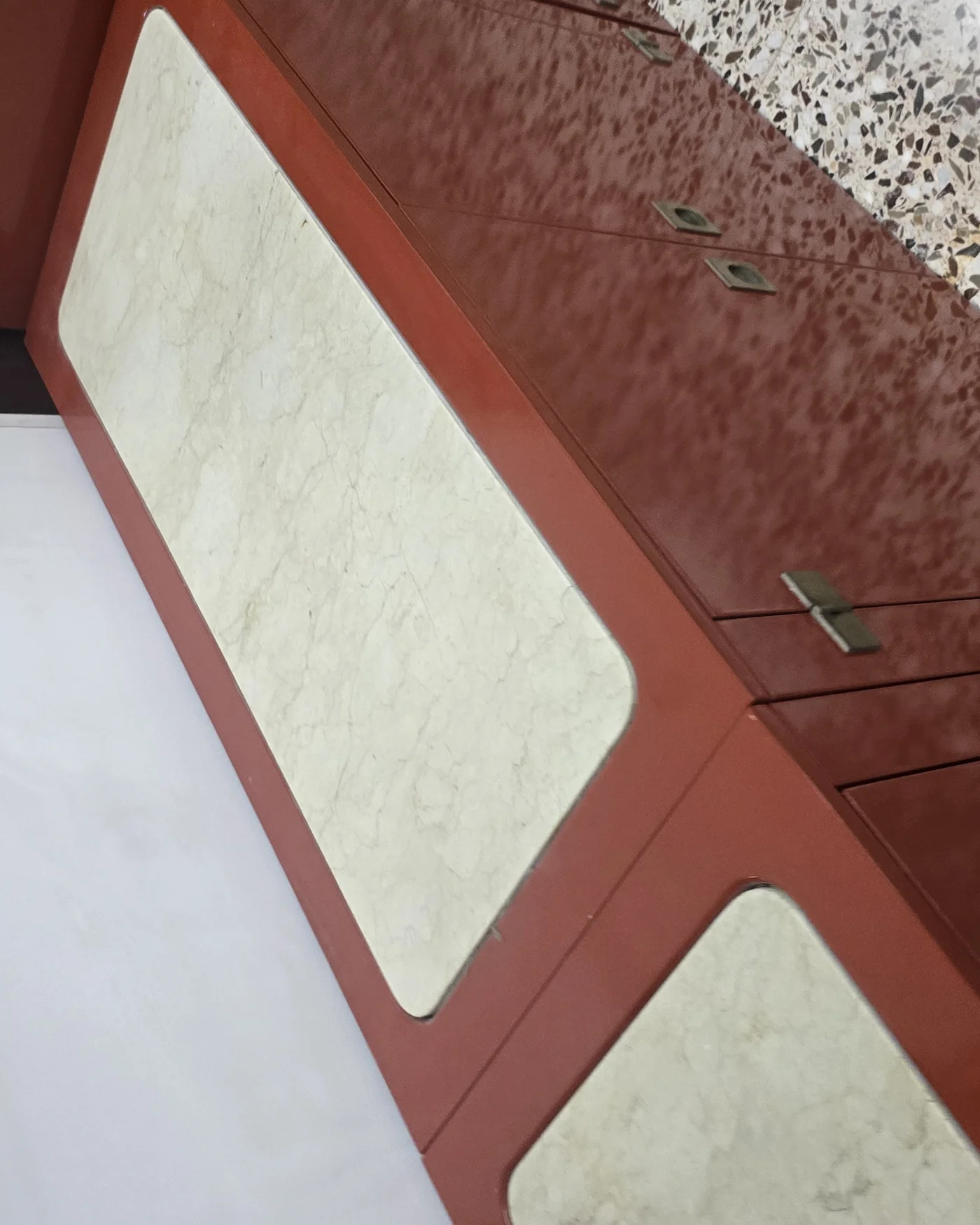 Mueble de comedor vintage rojo con detalles en mármol - imagen 4