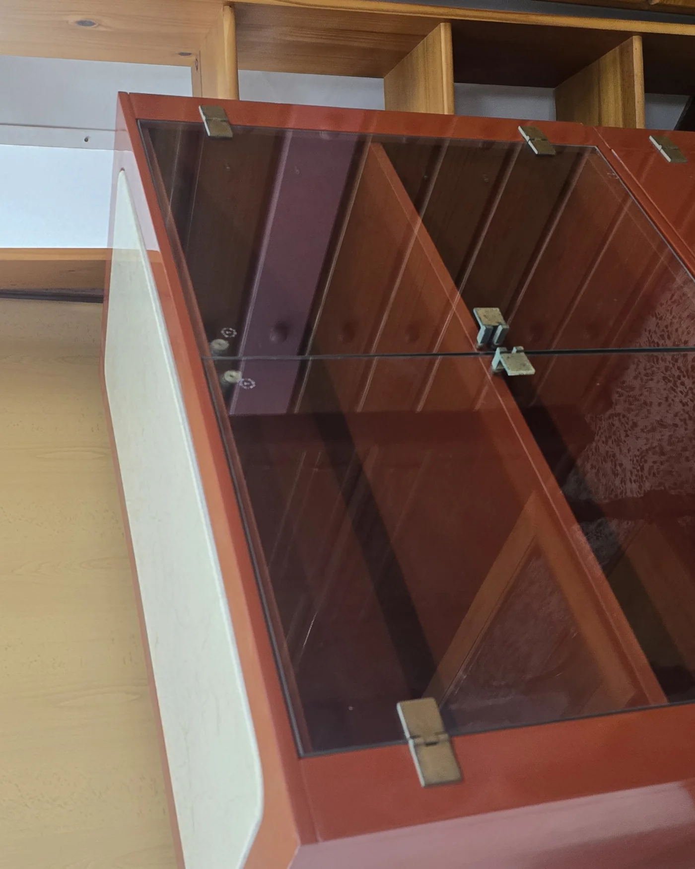 Mueble de comedor vintage rojo con detalles en mármol - imagen 5