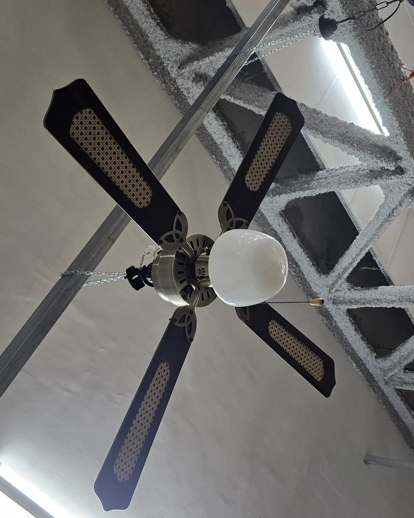 Ventilador de techo rústico con luz - imagen 1