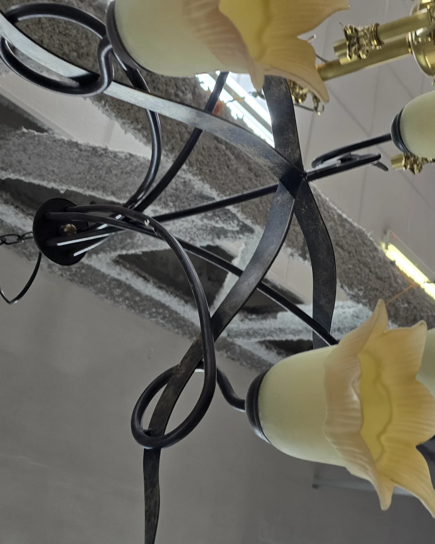 Lámpara de techo rústica con pantalla de cristal en forma de flor - imagen 2
