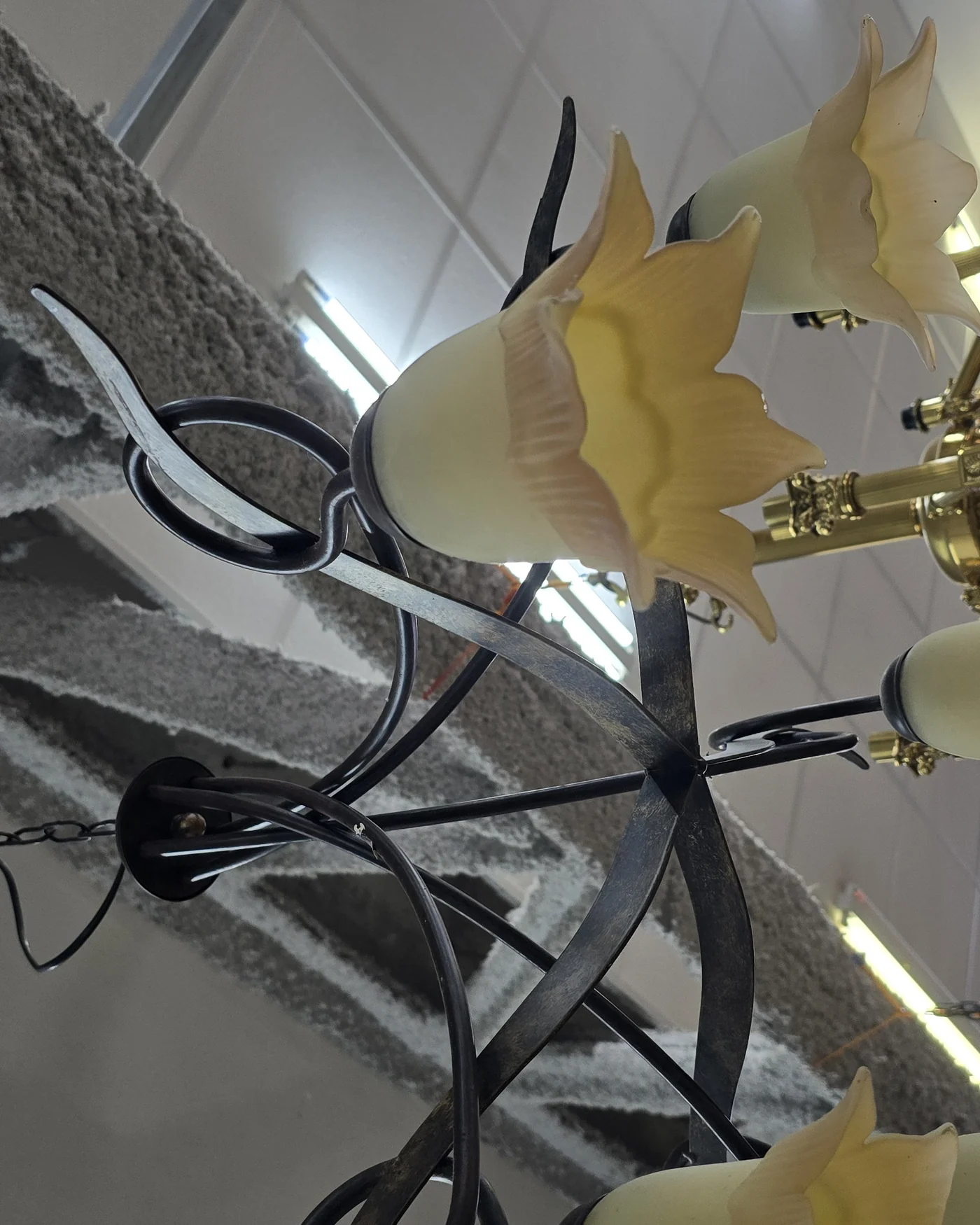 Lámpara de techo rústica con pantalla de cristal en forma de flor - imagen 3