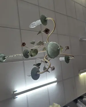 Lámpara de techo de 3 brazos con motivos florales - miniatura 1