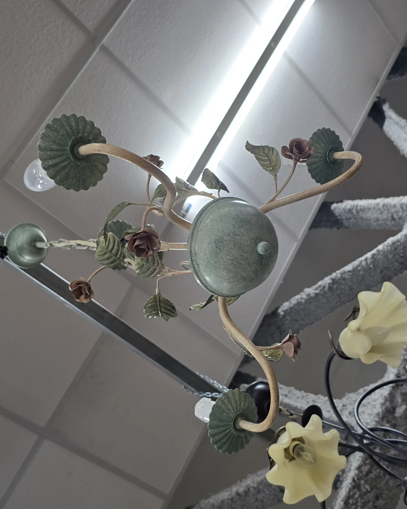 Lámpara de techo de 3 brazos con motivos florales - imagen 2