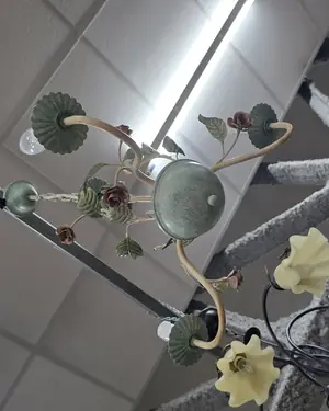 Lámpara de techo de 3 brazos con motivos florales - miniatura 2
