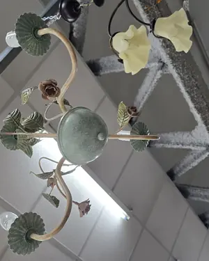 Lámpara de techo de 3 brazos con motivos florales - miniatura 4