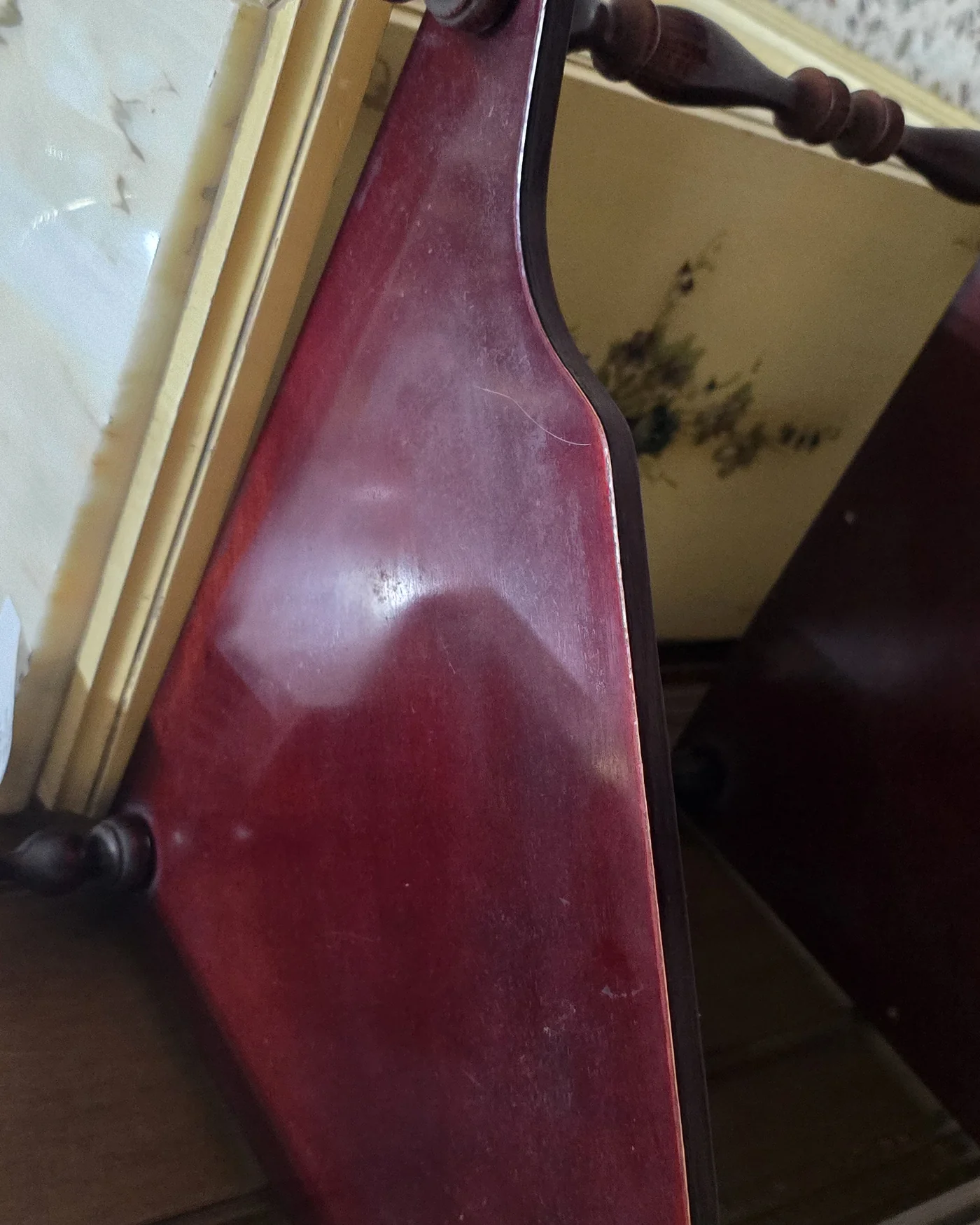 Estantería esquinera vintage de madera con tres niveles - imagen 3