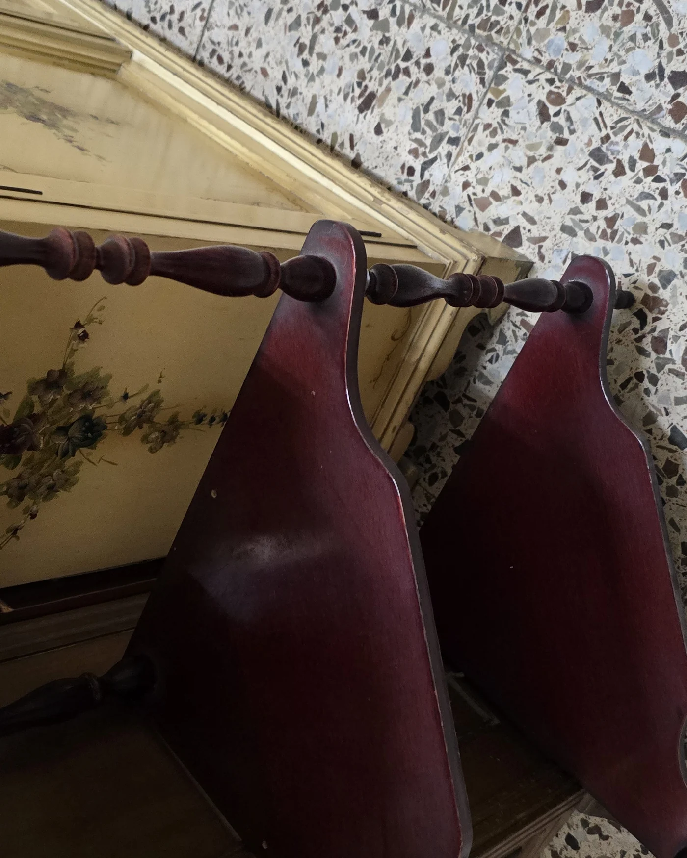 Estantería esquinera vintage de madera con tres niveles - imagen 4