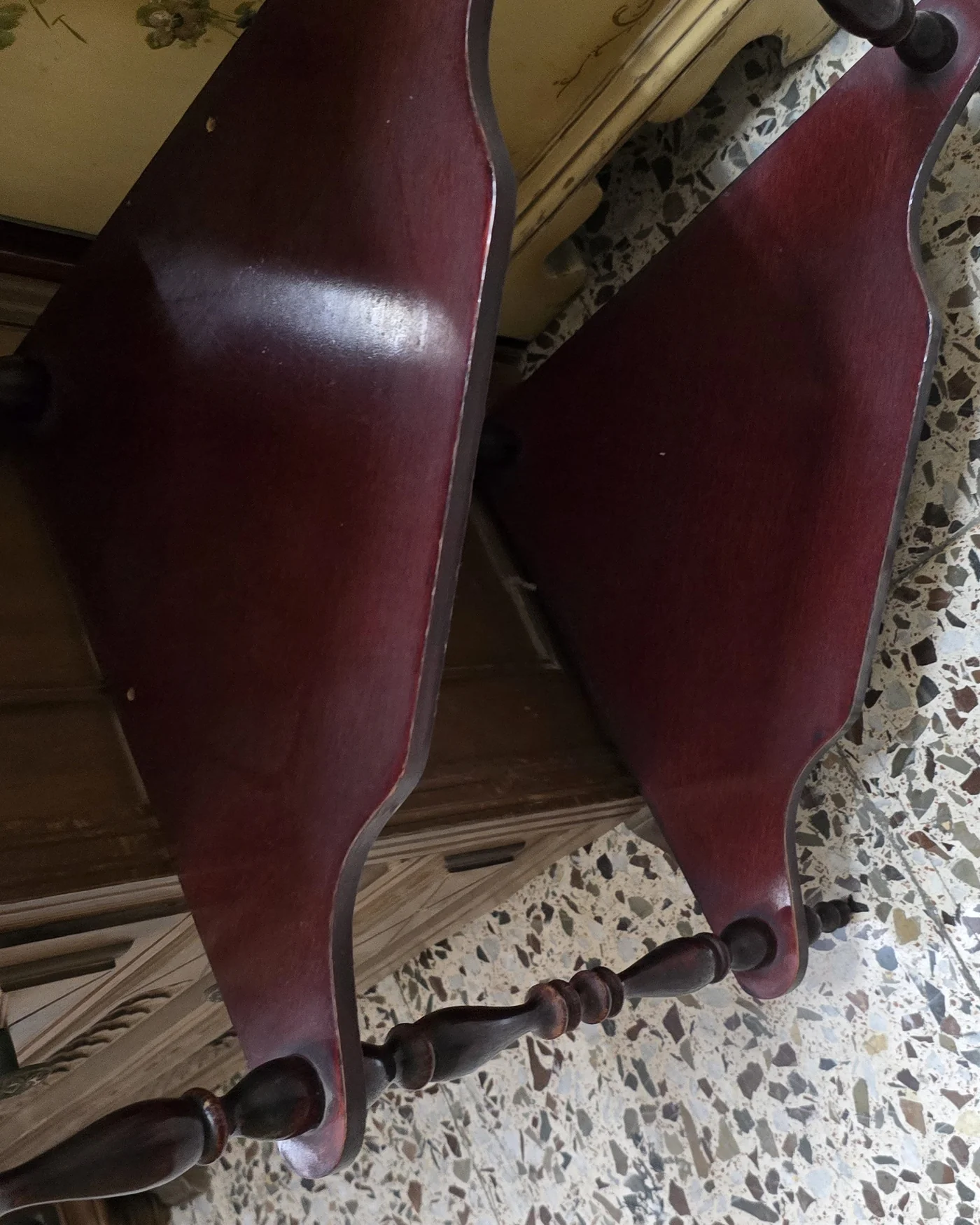 Estantería esquinera vintage de madera con tres niveles - imagen 5