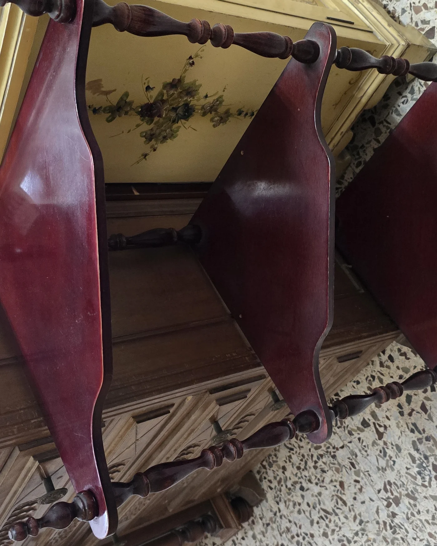 Estantería esquinera vintage de madera con tres niveles - imagen 1