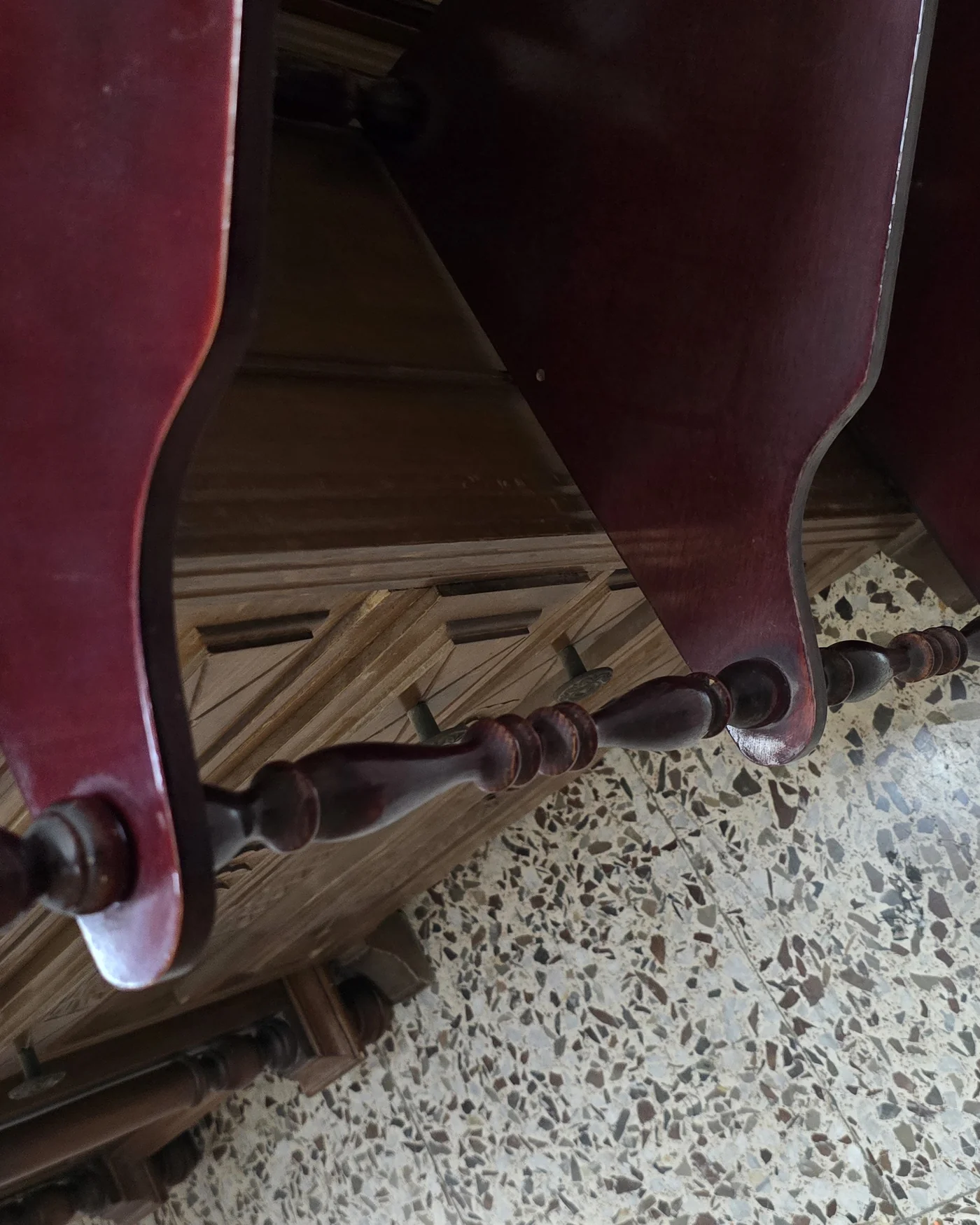Estantería esquinera vintage de madera con tres niveles - imagen 2