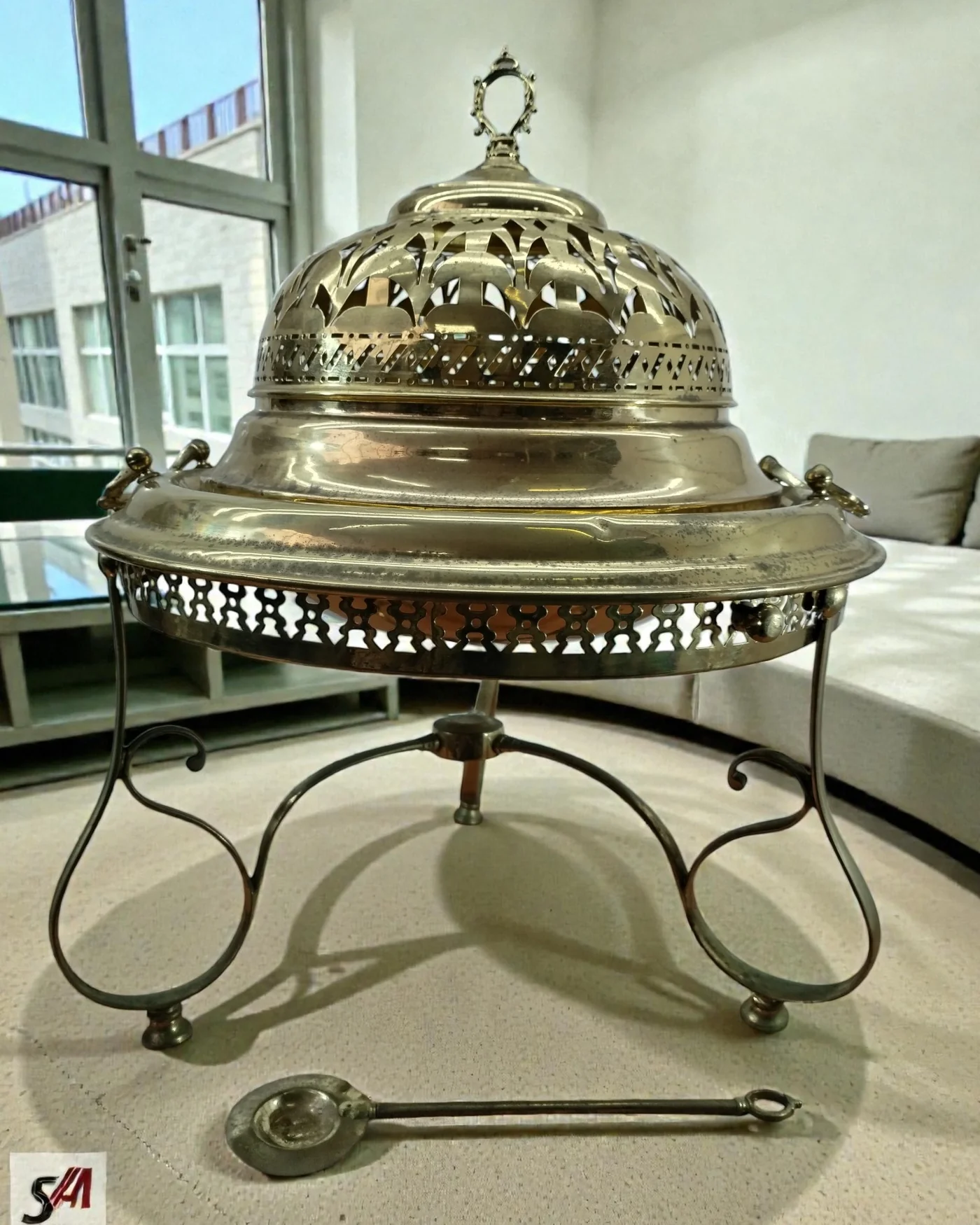 Brasero antiguo de bronce y latón con tapa calada y parrilla - imagen 1