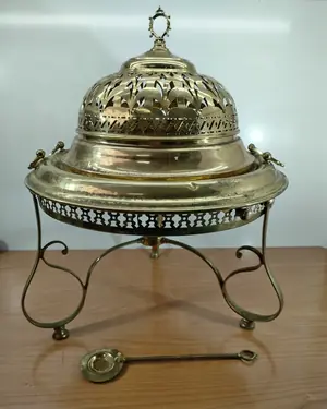 Brasero antiguo de bronce y latón con tapa calada y parrilla - miniatura 2