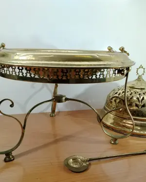 Brasero antiguo de bronce y latón con tapa calada y parrilla - miniatura 4