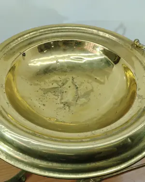 Brasero antiguo de bronce y latón con tapa calada y parrilla - miniatura 5