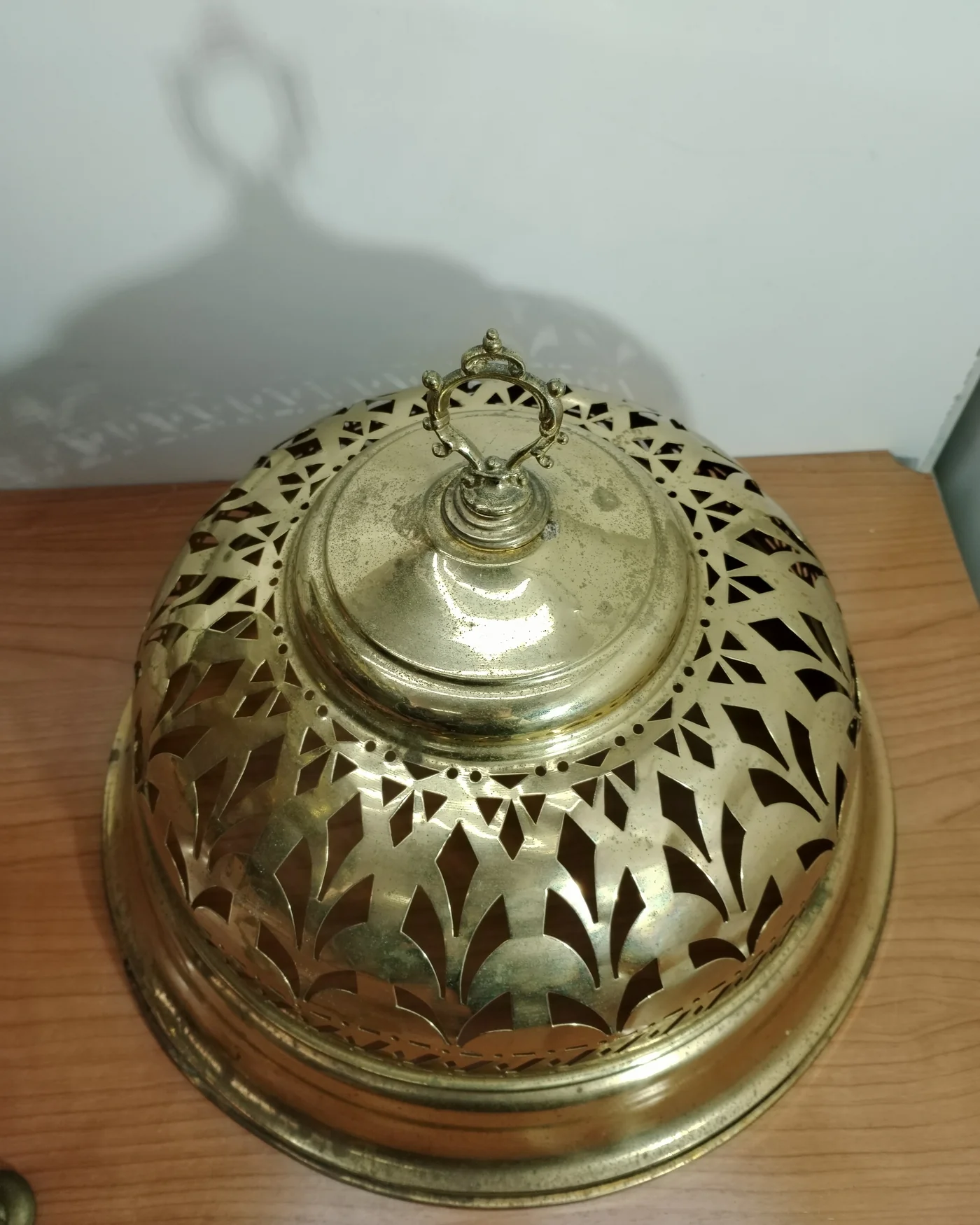 Brasero antiguo de bronce y latón con tapa calada y parrilla - imagen 6