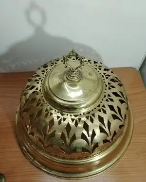 Brasero antiguo de bronce y latón con tapa calada y parrilla - miniatura 6
